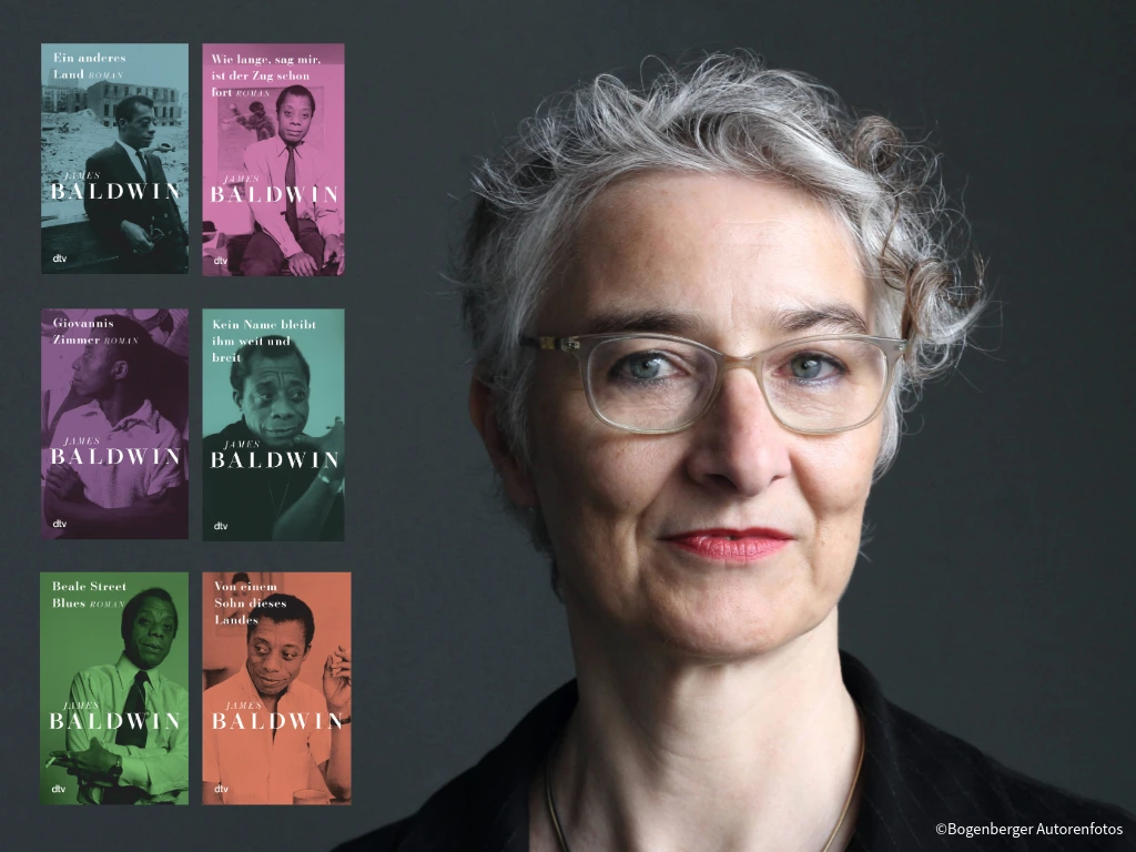 Übersetzerin Miriam Mandelkow mit Büchern von James Baldwin