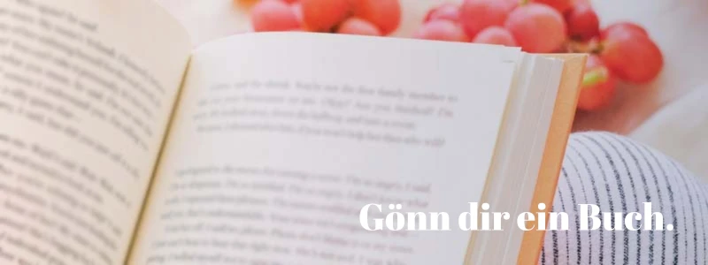 Buchtipps Achtsamkeit Lesende Frau und Text Gönn dir ein Buch.
