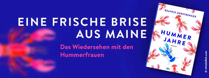 Links ein verschommener pinker Hummer auf blauem Untergrund, rechts das 2D-Cover von "Hummerjahre", dazwischen die Headline "Eine frische Brise aus Maine" mit der Subheadline "Das Wiedersehen mit den Hummerfrauen"