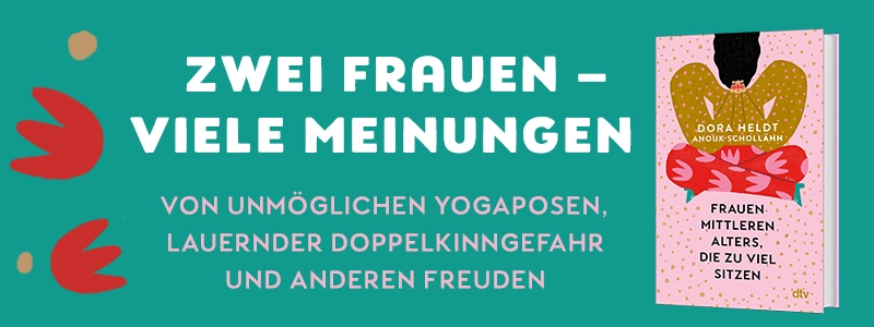 Bild vom Cover Frauen mittleren Alters, die zu viel Sitzen und Text Zwei Frauen - Viele Meinungen, von unmöglichen Yogaposen, Lauernder Doppelkinngefahr und anderen Freuden