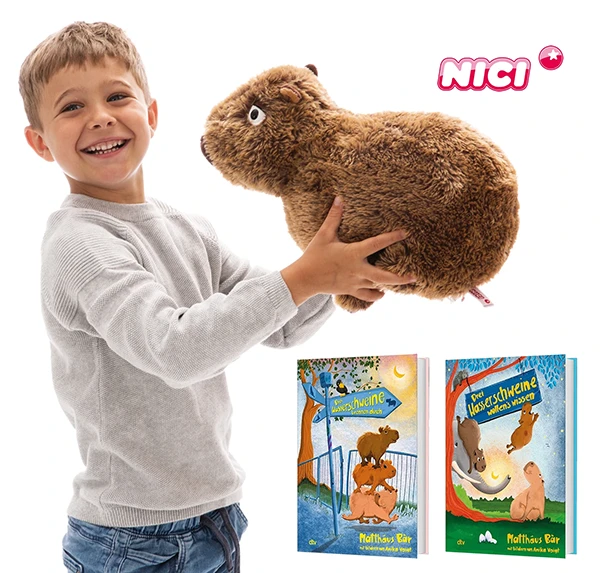 Abbildung der Gewinnspielpreise: Ein Junge hält ein Wasserschwein-Stofftier von NICI in die Höhe und man sieht die beiden Bücher Drei Wasserschweine brennen durch und Drei Wasserschweine wollen's wissen von dtv