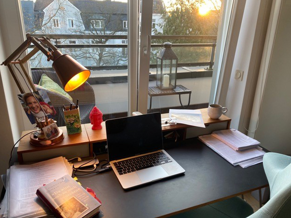 Foto des Arbeitsplatzes von Autorin Dorothee Röhrig.