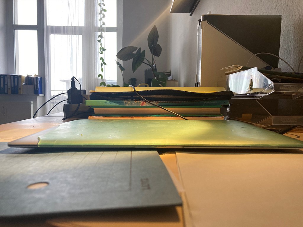Foto des Arbeitsplatzes von Autorin Nadire Biskin.