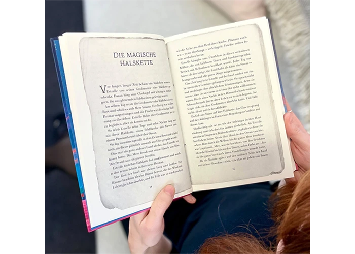 Innenseite aus dem Buch Emblem Island von Alex Aster Innenseite aus dem Buch Emblem Island von Alex Aster