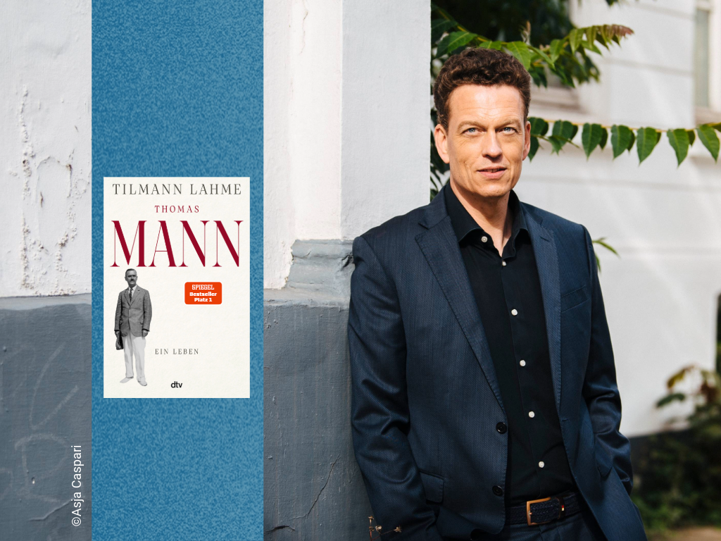 Autor Tilmann Linde mit Buch Thomas Mann