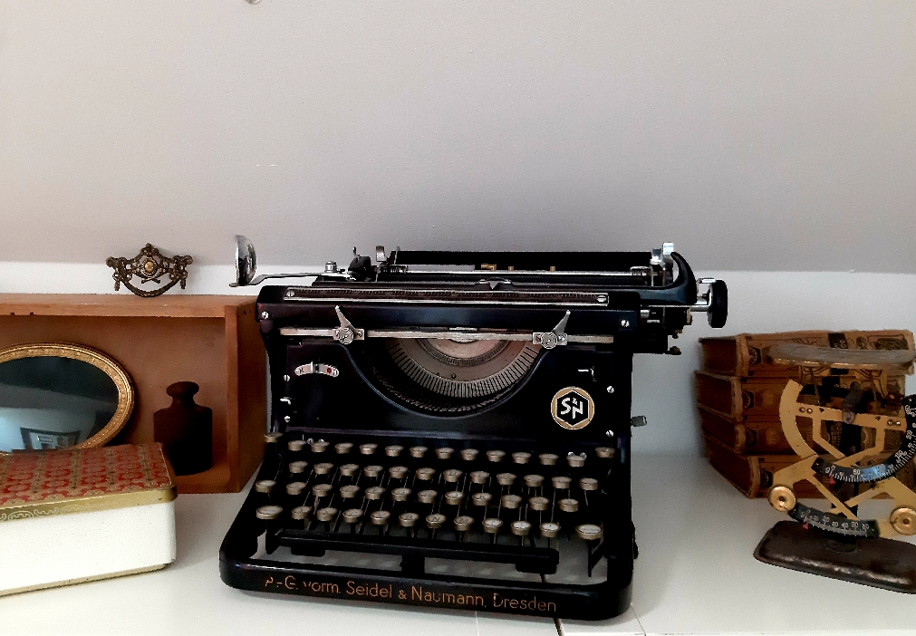 Foto des Arbeitsplatzes von Autorin Marlene Averback.