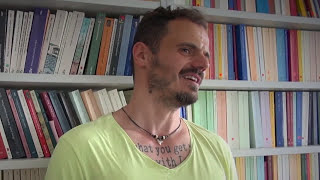 Foto des Autors Frank Goldammer vor einem Bücherregal