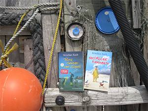 Zwei Bücher von Krischan Koch auf einem Boot