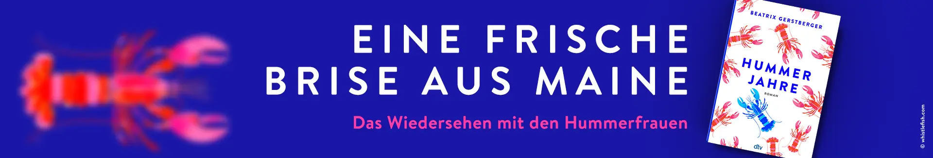 Links ein verschommener pinker Hummer auf blauem Untergrund, rechts das 2D-Cover von "Hummerjahre", dazwischen die Headline "Eine frische Brise aus Maine" mit der Subheadline "Das Wiedersehen mit den Hummerfrauen"