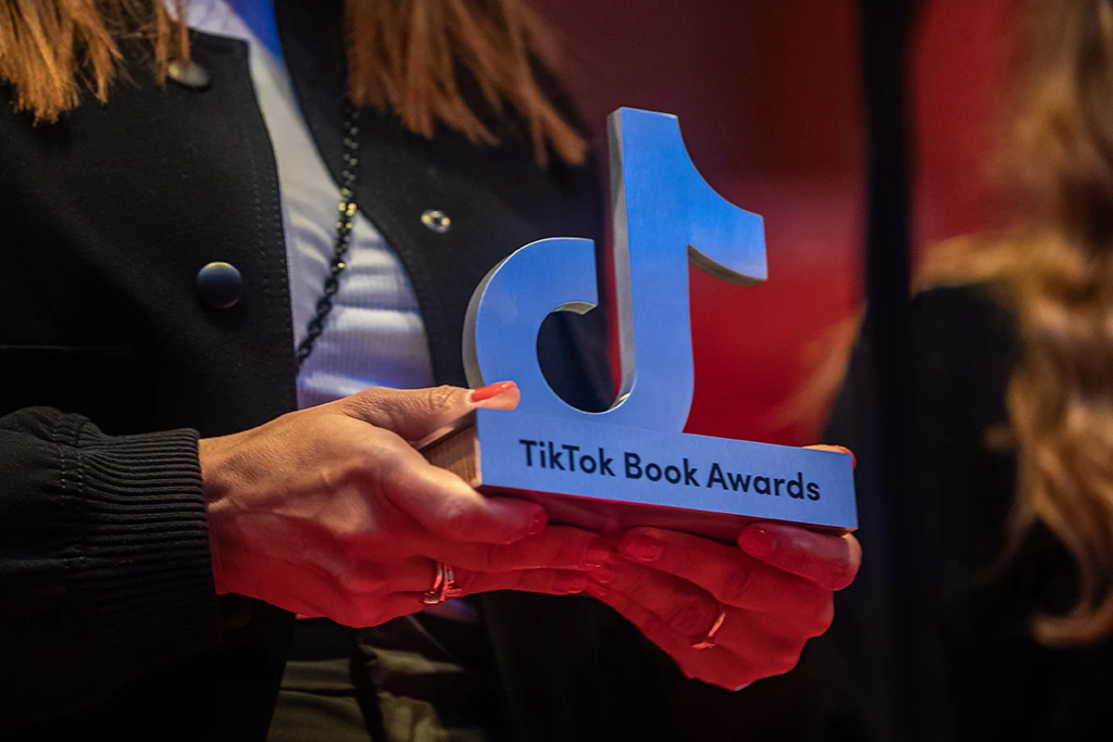 Hände halten den TikTok Book Award.