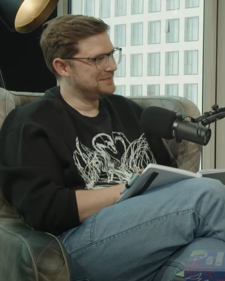 Foto von Florian Valerius bei einer Podcast Aufnahme Foto von Florian Valerius bei einer Podcast Aufnahme