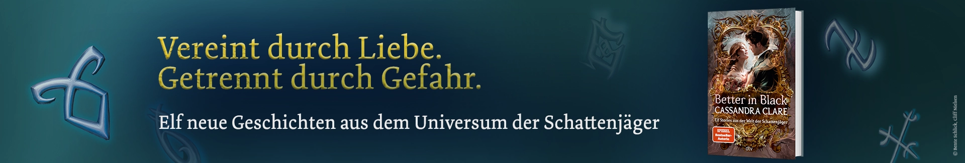 3D Cover des Buchs "Secrets o3D Cover des Buchs "Better in Black" von Cassandra Clare, links daneben der Werbetext: Vereint durch Liebe. Getrennt durch Gefahr. Elf neue Geschichten aus dem Universum der Schattenjäger.