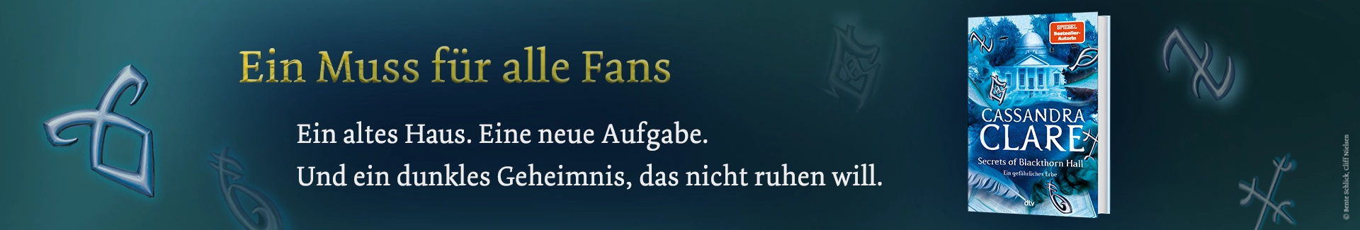 3D Cover des Buchs "Secrets of Blackthorn Hall" von Cassandra Clare, links daneben der Werbetext: Ein Muss für alle Fans. Ein altes Haus, Eine neue Aufgabe. Und ein dunkles Geheimnis, das nicht ruhen will.