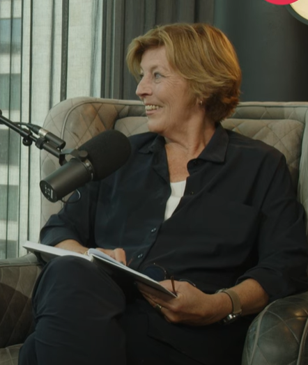 Foto von Dora Heldt bei einer Podcast Aufnahme Foto von Dora Heldt bei einer Podcast Aufnahme
