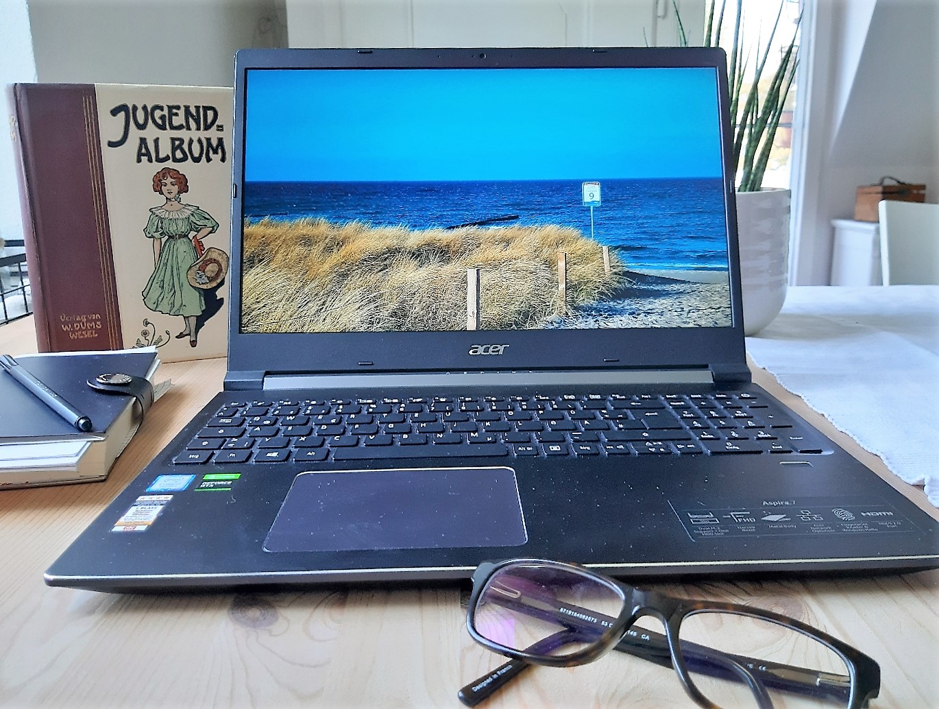 Foto des Arbeitsplatzes von Autorin Marlene Averback.